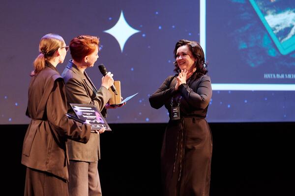 Любовный роман, открытки и чужие судьбы: Алиса Лунина выиграла «Электронную букву» с книгой «Открытки счастья»