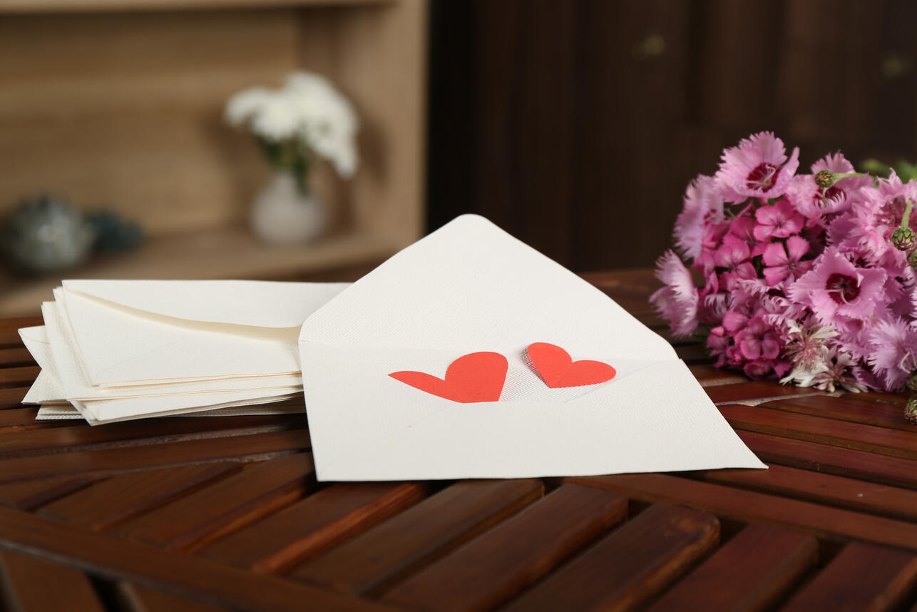 Сколько денег положить в конверт на свадьбу, чтобы не выглядеть жлобом