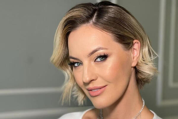 Кружева снова в моде: Яна Крайнова и Екатерина Копанова вышли на подиум