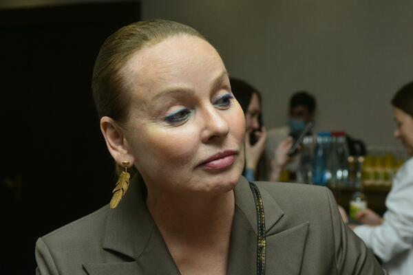 Оказавшуюся на грани банкротства Жанну Эппле хотят лишить звания