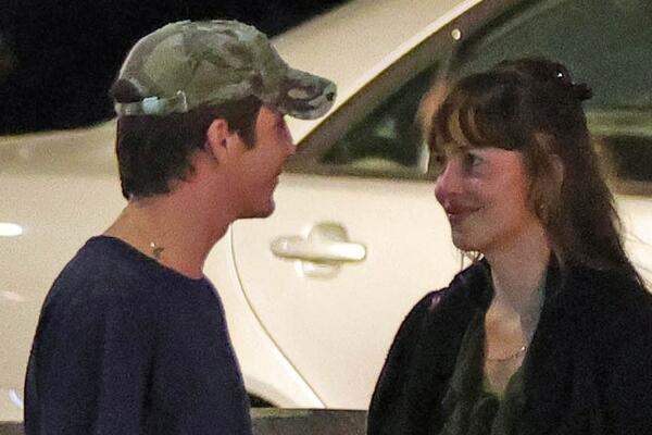 Попались! Звезду «50 оттенков серого» подловили целующейся с новым бойфрендом   