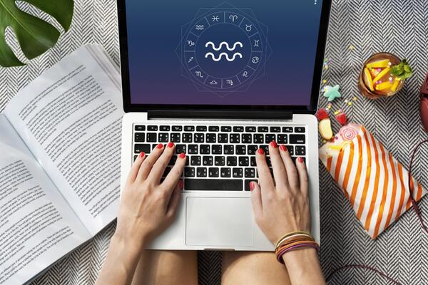 Затаиться на дне: трем знакам зодиака март принесет испытания на работе