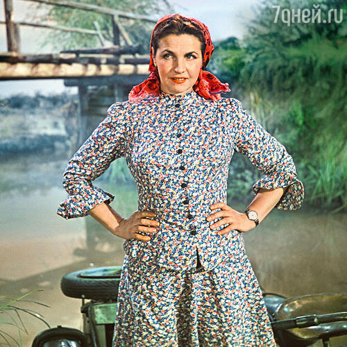 «Очень влиятельный кинопродюсер умолял, чтобы Макарова согласилась поехать с ним в Америку. Говорил, что Голливуд будет у ее ног, и сразу предложил роль Анны Карениной. Но Тамара Федоровна отказалась: «Во-первых, я замужем, а во-вторых, Родину не предам» В фильме «Три встречи». 1948 г.