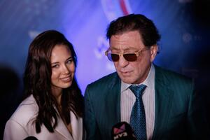 Лепс опроверг слухи о разрыве с 19-летней невестой — светятся от счастья