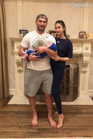 Александр Овечкин с женой Анастасией и сыном