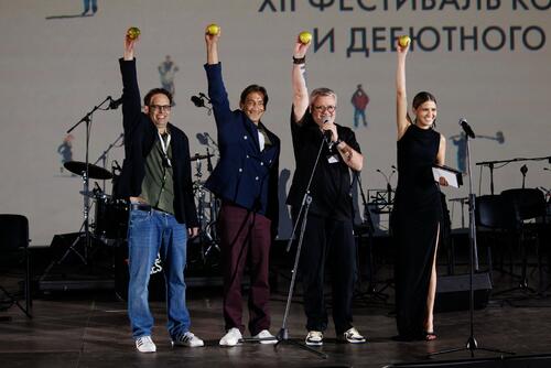 Креативный момент вручения приза за фильм «Яблоки». Фото: пресс-служба
