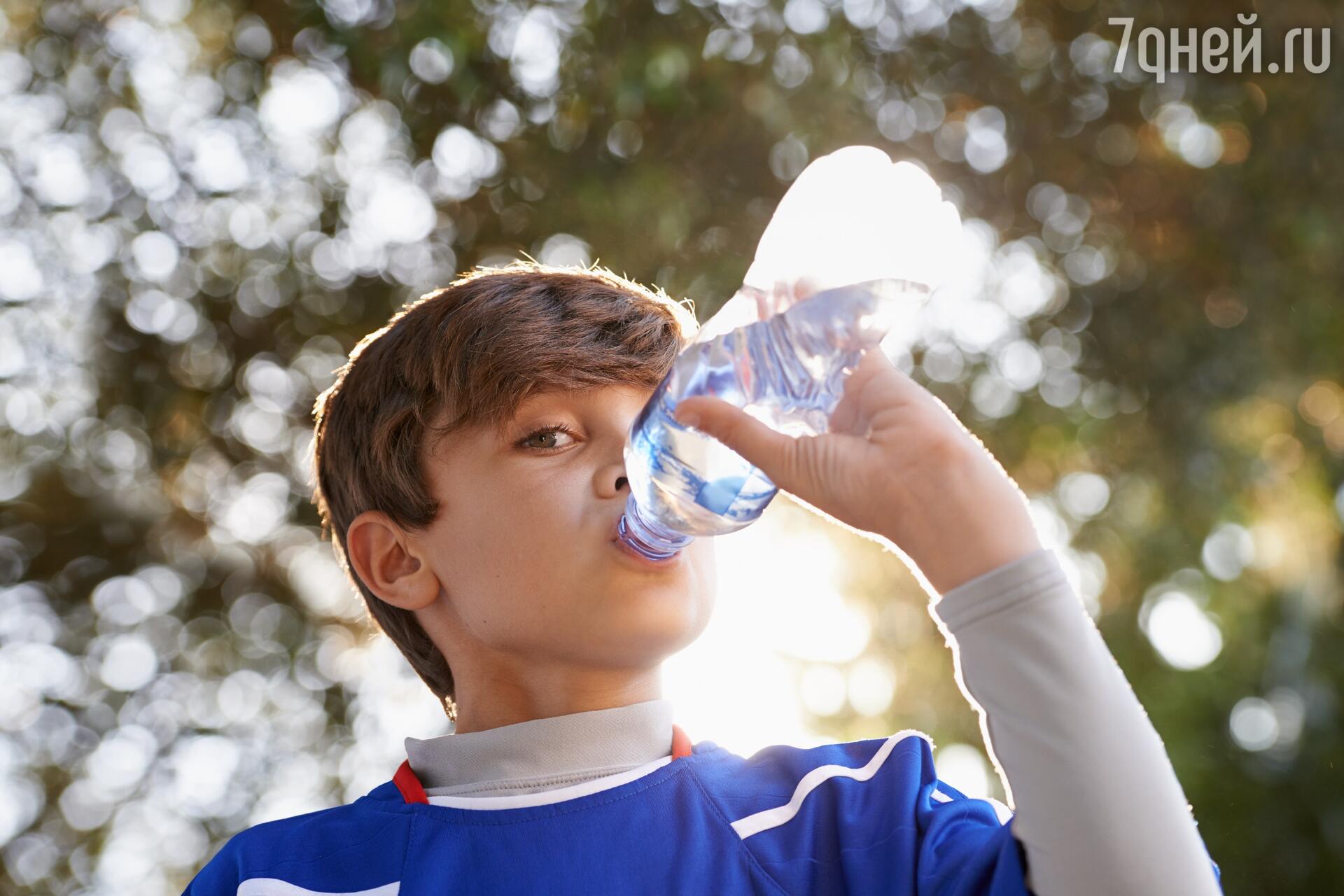 Как воспитать привычку пить достаточно воды в день детям