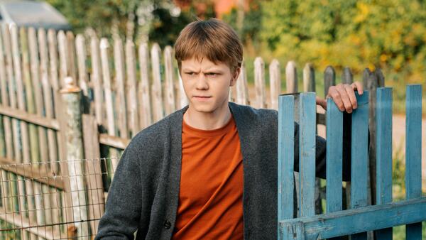 Как снимали сериал «Малой» с Владимиром Яглычем и Тимофеем Кочневым: химия на площадке, трюки без дублёров и горящая машина 