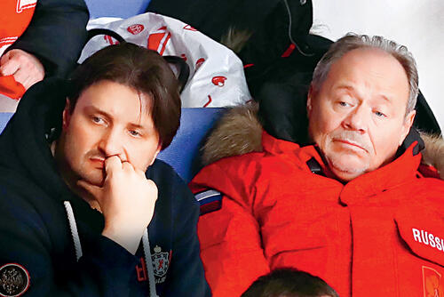 «Я очень близко общаюсь с Алексеем Маклаковым, хотя, казалось бы, у нас разные возрастные категории. Мы как братья, любим друг друга подколоть, но это не главное. Мы всегда готовы друг другу помочь» На матче чемпионата КХЛ. 2021 г.