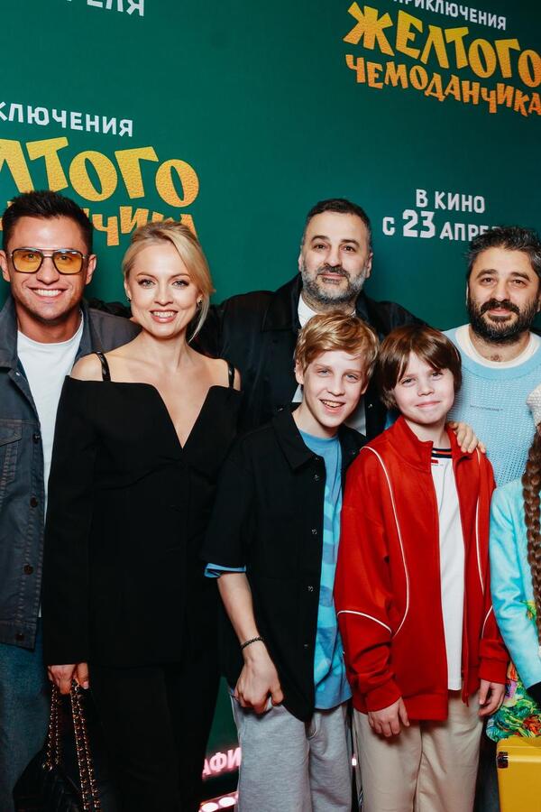 «Пробудить внутреннего ребенка»: Павел Прилучный, Янина Студилина и другие звезды на премьере «Приключений желтого чемоданчика»