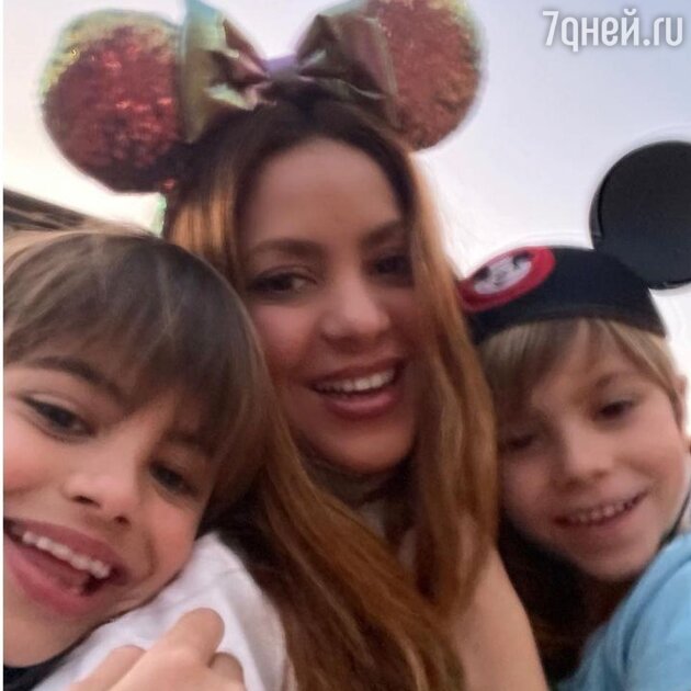 Шакира с сыновьями - фото