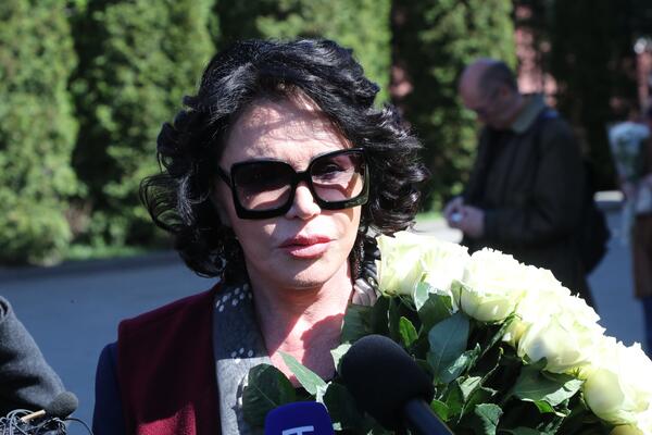 Измотал молодой любовник? Морщинистое лицо Бабкиной засняли крупным планом