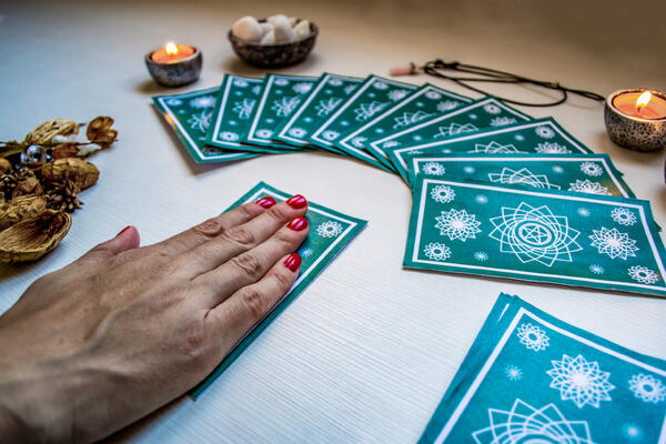 Как пережить март без проблем, следуя картам Таро — что сулят Пятерка Жезлов и Двойка Кубков