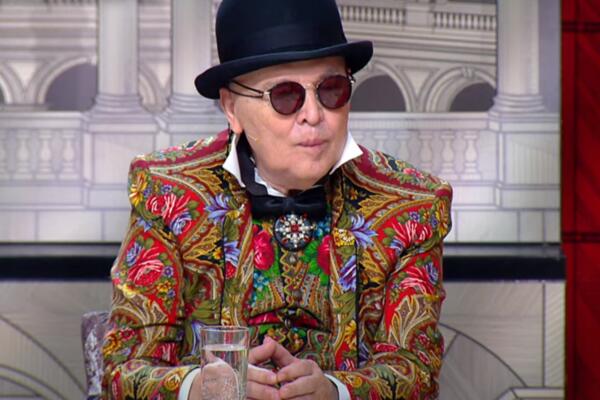 Дом рушится: немощный Зайцев живет под дырявой крышей