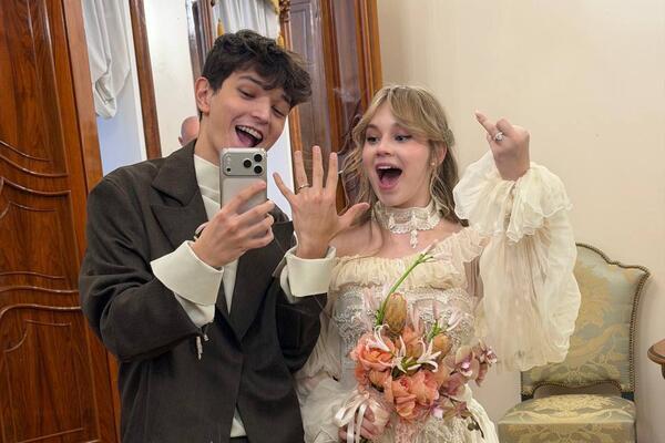 Невеста певца Акмаля надела в ЗАГС платье в винтажном стиле