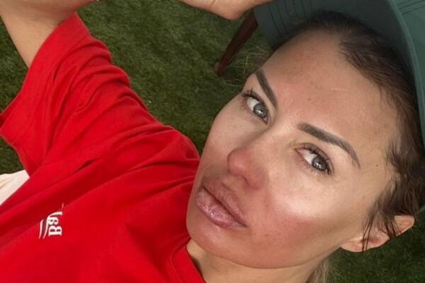 Растрепанная, без макияжа: измученная Боня вышла на связь после церемонии с кактусами