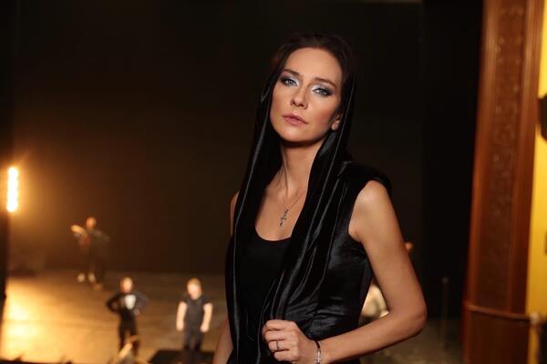 Елена Север исполнила песню на стихи Марии Захаровой  на сцене театра имени Волкова