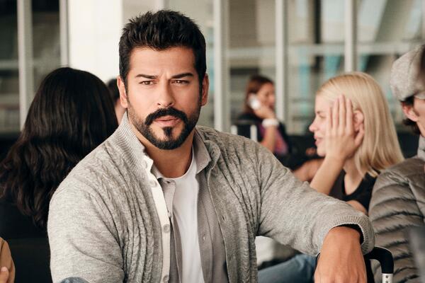 Звезда турецких сериалов Бурак Озчивит рассказал о будущем сыновей: «Готов дать им свободу»