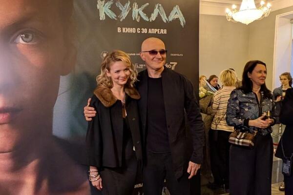 «Риска нет, есть правила игры»: Бероев — о 21-летней жене, которую он сделал звездой