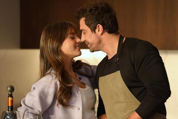 Чем интересен новый турецкий сериал &laquo;Доктор в другой жизни&raquo; со звездой &laquo;Клюквенного щербета&raquo; Сылой Тюркоглу