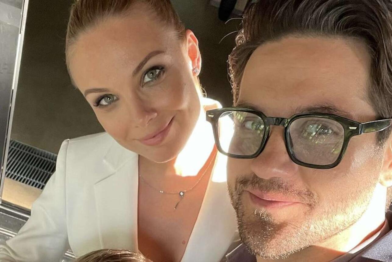 Былғары юбка секс Массаж жасап, орыстың қызын сиқтым