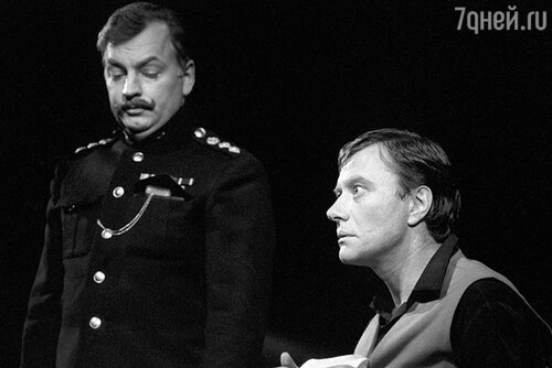 Премьера спектакля «Трехгрошовая опера» по пьесе Бертольда Брехта в постановке Валентина Плучека. Михаил Державин в роли шефа лондонской полиции (слева), Андрей Миронов в роли Мекхита
