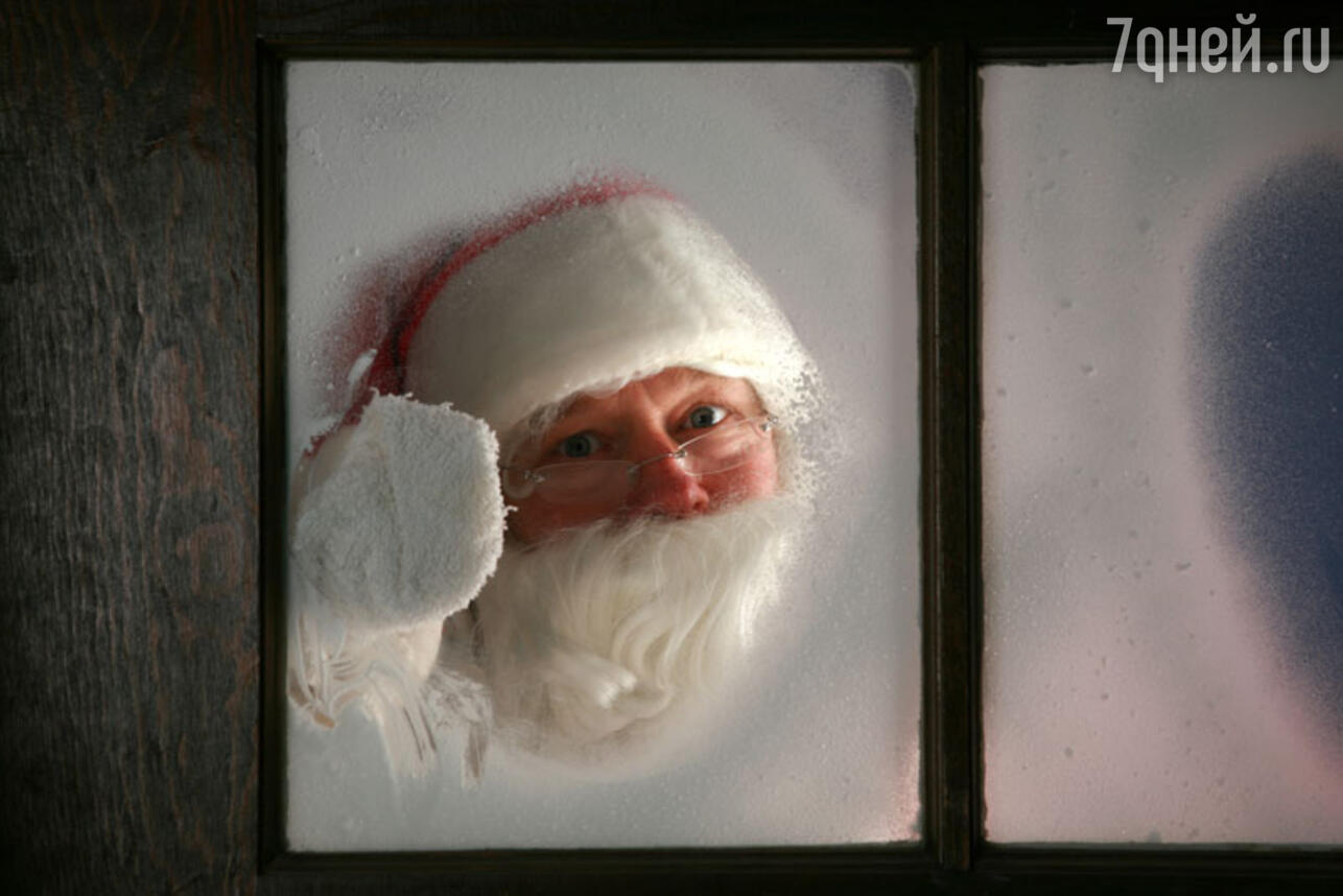 Великолепный Дед Мороз у окна, глядящий в ночь и ожидая встречи с детьми. Фигура из ледяного является настоящим произведением искусства.