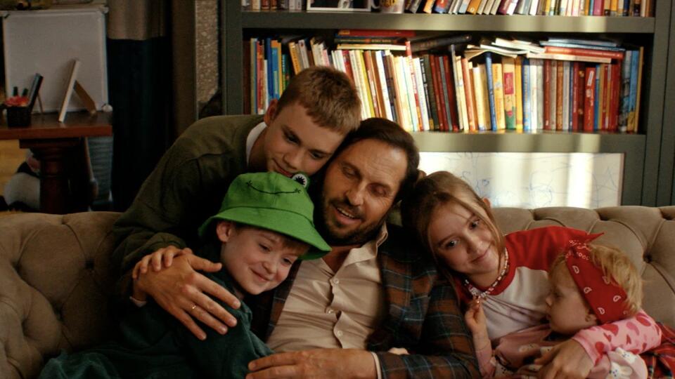 «Папа может»: Александр Ревва остался один с четырьмя детьми 