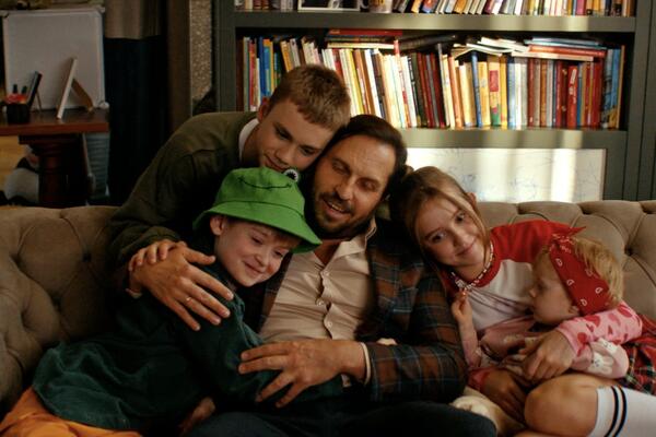 «Папа может»: Александр Ревва остался один с четырьмя детьми 