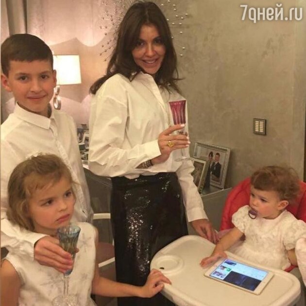 Алиса Аршавина с детьми - фото