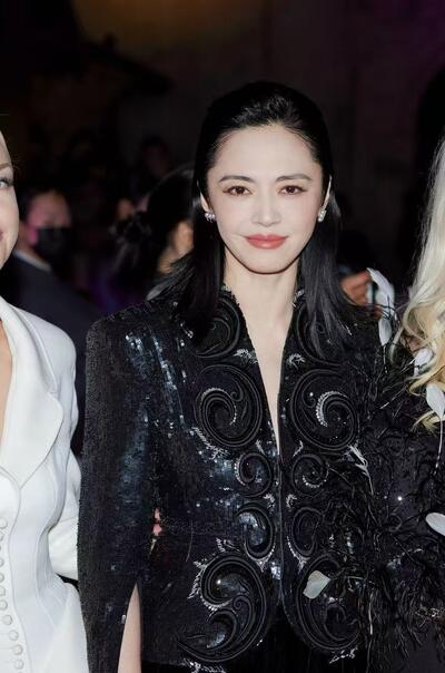 Золотые крылья и Яо Чэнь: как российский бренд устроил сенсацию в Китае