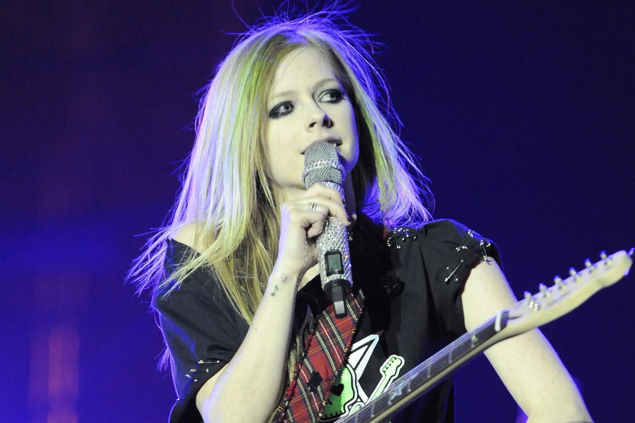 Звезда Avril Lavigne оголяет титьки и после концерта трахается - порно ролик