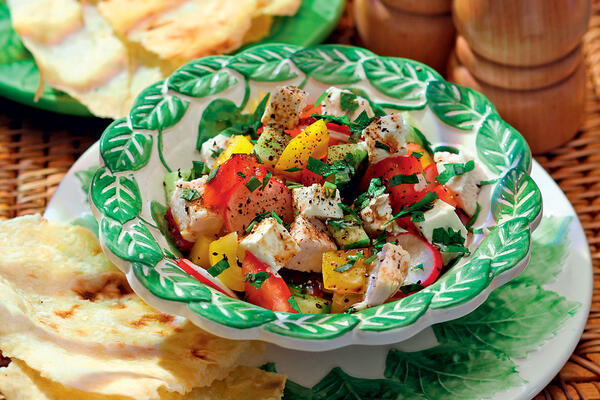 Рецепты от Юлии Высоцкой: восточный салат с фетой и помидорами, запеченные баклажаны и овсяные лепешки с бананами