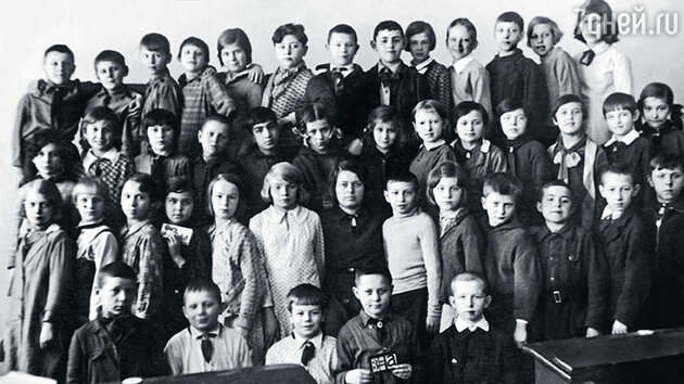 Евгений Леонов (второй слева в нижнем ряду) с одноклассниками