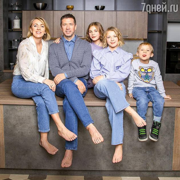 Андрей Мерзликин с женой Анной и детьми Серафимой, Евдокией и Макаром. Фото