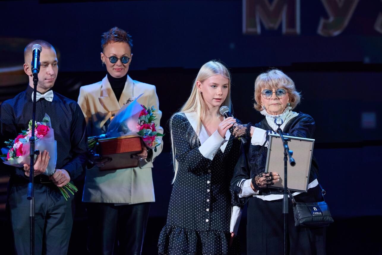 Алла Сурикова вручает приз «За яркий дебют» режиссеру фильма «Ритмы мечты» Ирине Боровской и актрисе Алисе Меняйкиной. Фото: пресс-служба