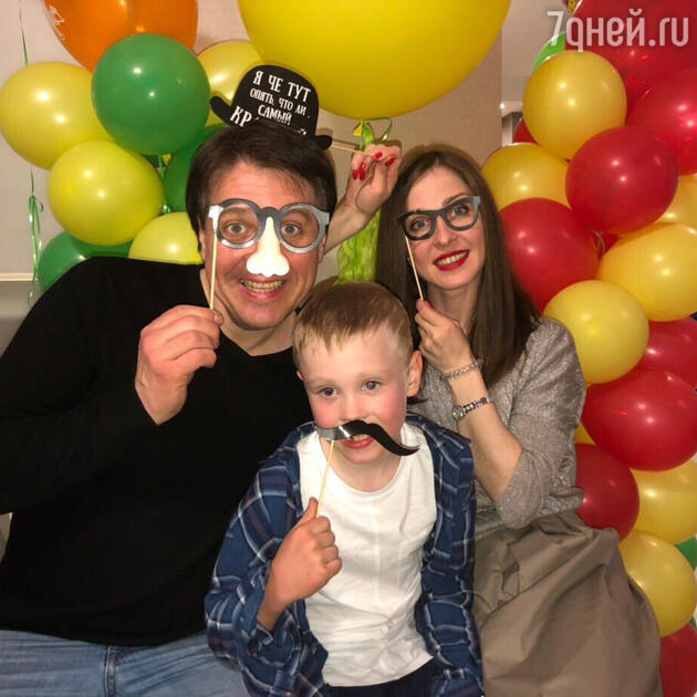 Денис Матросов с сыном Иваном и Ольгой Головиной