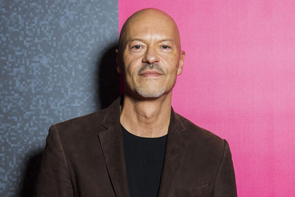   :  ,        ivi open night