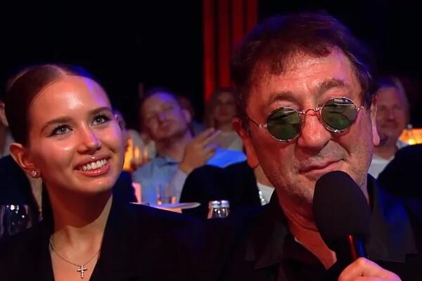     Comedy Club  18-     