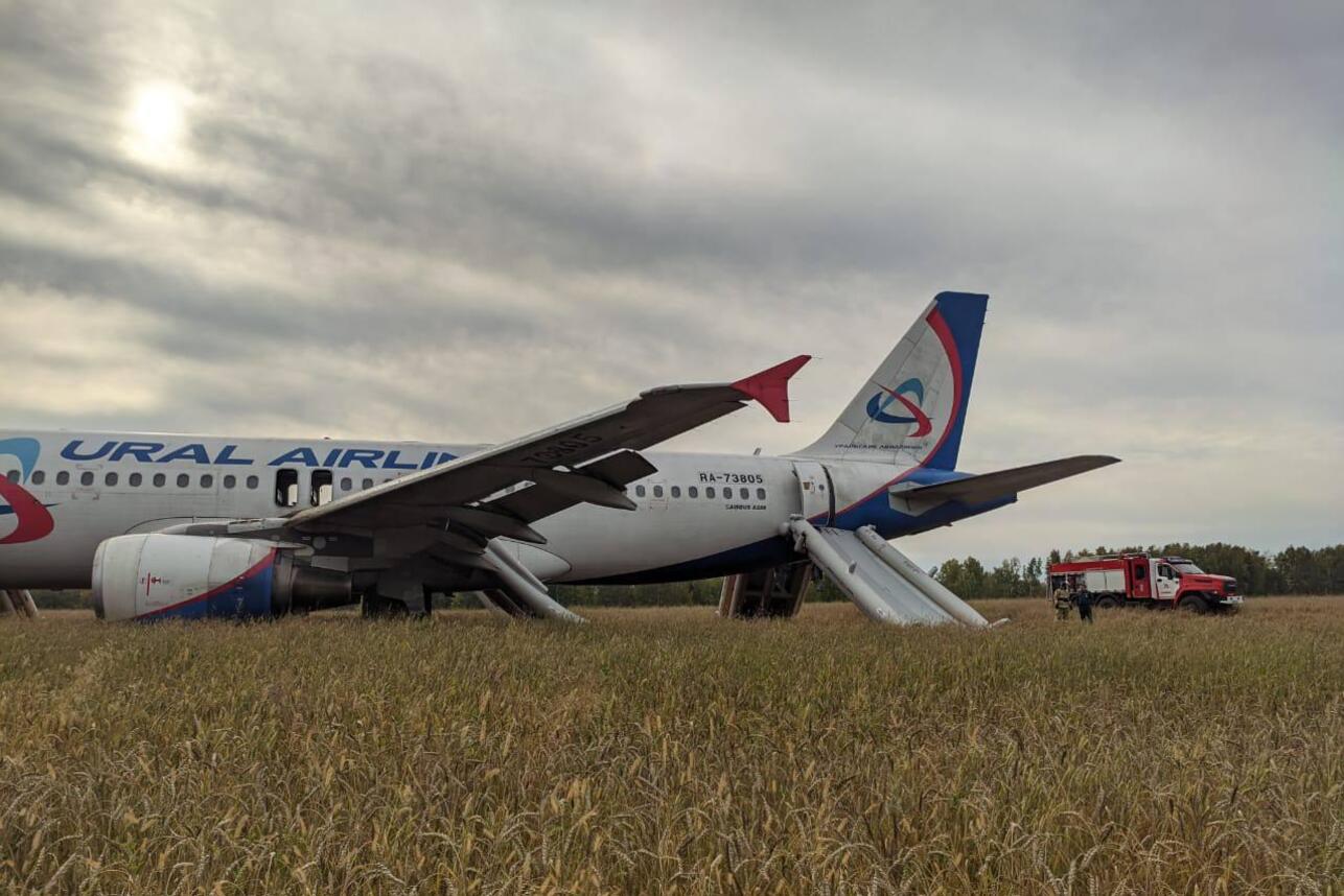 Кончилось топливо и сломались тормоза: что известно о самолете, летевшем из  Сочи в Омск