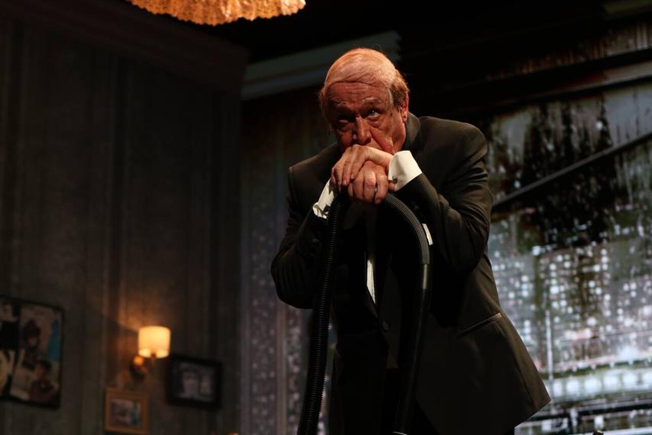 Сын Ефремова высказался о возвращении его отца на сцену: «Очень тяжелая пьеса» Сын Ефремова высказался о возвращении его отца на сцену: «Очень тяжелая пьеса»