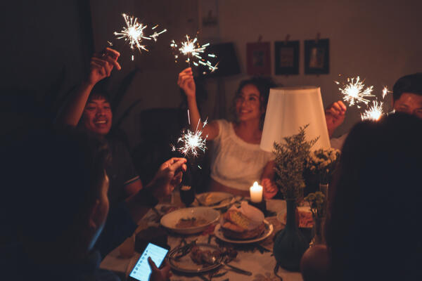Конкурсы на Новый год для взрослых, чтобы не скучать за праздничным столом