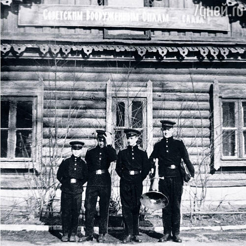 С одноклассниками по Суворовскому училищу. Слева — Валерка Халилов, справа — я