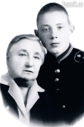 С бабушкой. Родным стало трудно со мной справляться. Я был с позором изгнан из одной школы и засомневался в необходимости посещать другую