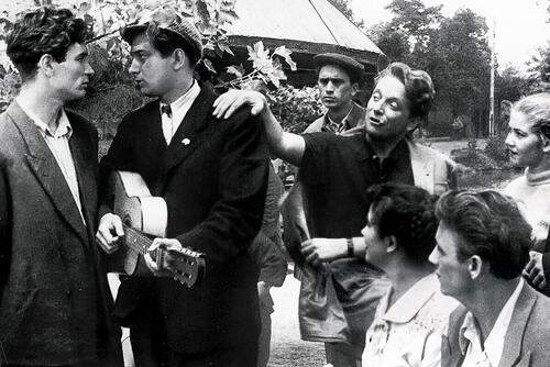 В «Весне на Заречной улице» актер оказался не случайно. Режиссеры «положили глаз» на Гуляева в «Чужой родне», где он тоже играл в паре с Николаем Рыбниковым и также изображал «крайне неприятного типа» С Николаем Ключневым, Юрием Беловым (стоят), Валентиной Пугачевой и Николаем Рыбниковым (сидят) на съемках фильма «Весна на Заречной улице». 1956 г.