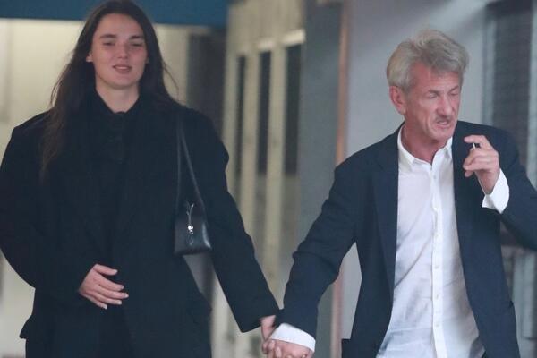 На 35 лет моложе: 65-летний Шон Пенн показался на публике со своей 30-летней подружкой 