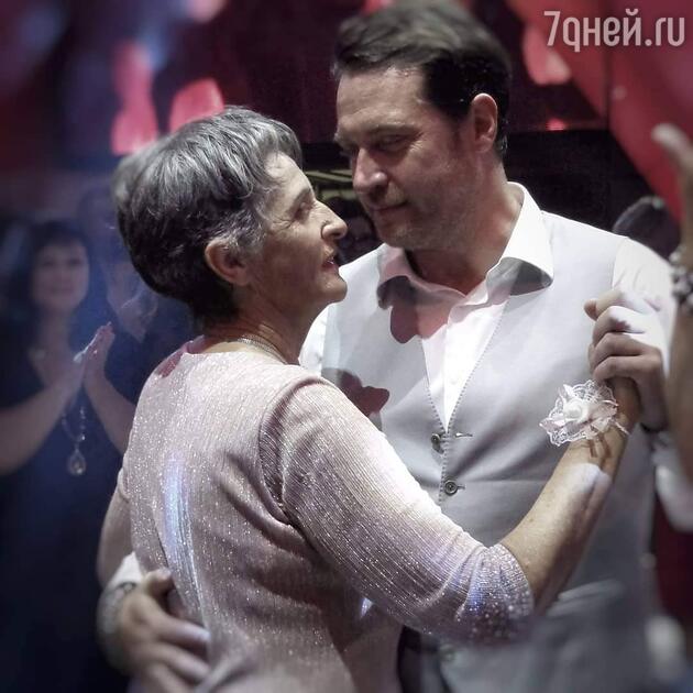 Кирилл Сафонов с мамой танцует