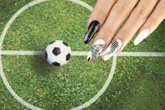 Маникюр для болельщиц: 4 варианта дизайна ногтей к чемпионату мира по футболу