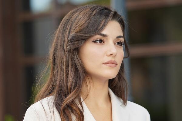 Растеряла свою красоту: Ханде Эрчел огорчила фанатов своим видом