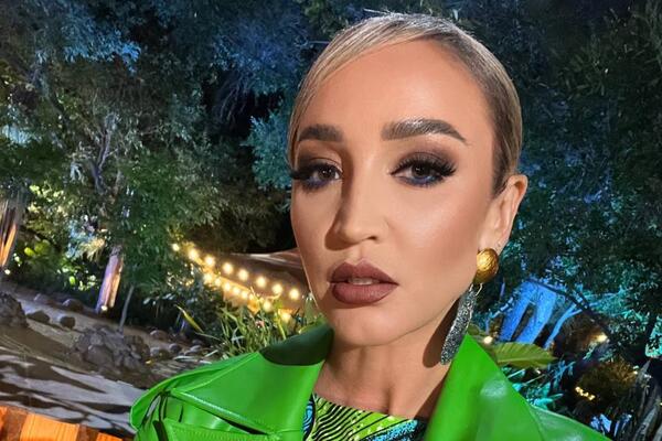 Бледная, с температурой под 40: Мартиросян рассказал про жуткое состояние Бузовой